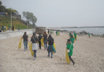 Sute de kilograme de deşeuri, colectate de voluntari de pe plaja din Mangalia